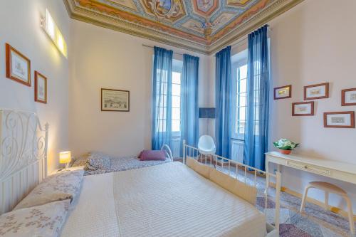 1 dormitorio con 1 cama con techo artesonado en B&B Bernini, en Finale Ligure
