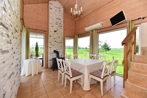 Una televisión o centro de entretenimiento en Cozy stay by Kaunas vila 9Vėjai