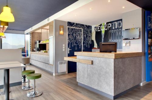 The lobby or reception area at ibis budget Clermont Ferrand Nord Riom