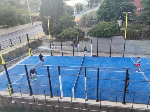 um grupo de pessoas a jogar num campo de ténis em B&B Villa Agrumé em Messina
