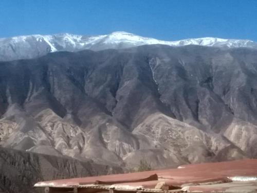 vistas a una cordillera con montañas nevadas en Casa de Sumaj pacha en Tilcara