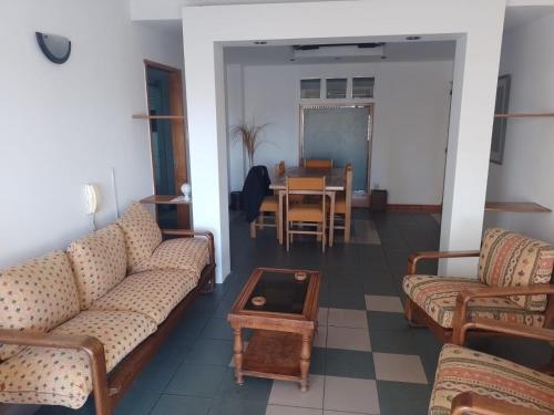 een woonkamer met 2 banken en een tafel bij Departamento Colon in Mendoza