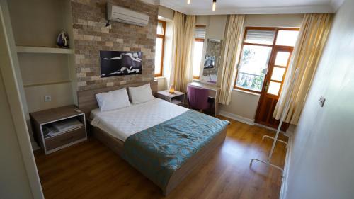 una camera con letto, scrivania e finestra di Arya Suits a Antalya (Adalia)