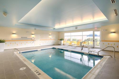 a large swimming pool in a building at Fairfield Inn & Suites by Marriott Columbus Dublin in Dublin