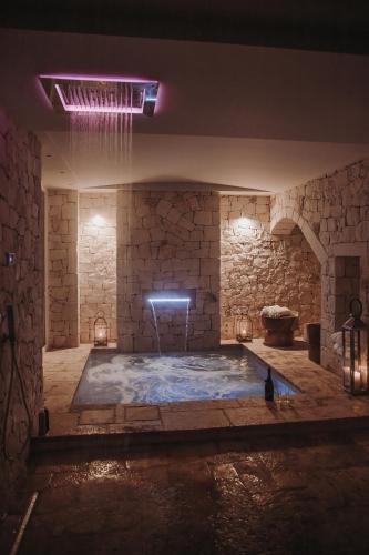 Una gran sala de piedra con piscina en un edificio. en Borgo Montetorto, en Ostuni