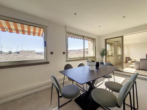 une salle à manger avec une table et des chaises dans l'établissement Nestor&Jeeves - BELLE ETOILE - Central - Premium, à Nice