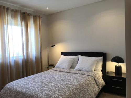 Ένα ή περισσότερα κρεβάτια σε δωμάτιο στο Beachfront Apartment With Sea View