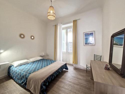 une chambre avec un lit, un bureau et une télévision dans l'établissement Nestor&Jeeves - LA BELLE OTERO - Central - Proche gare, à Nice