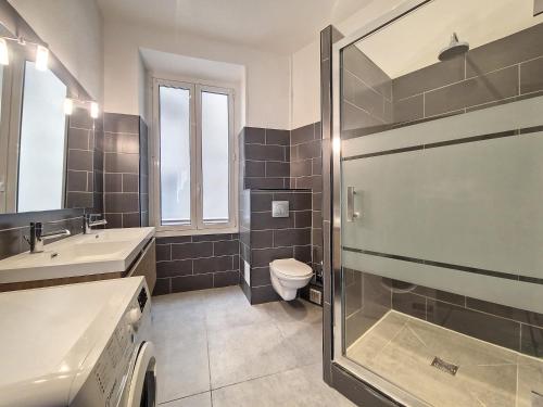 une salle de bain avec une douche, des toilettes et un lavabo dans l'établissement Nestor&Jeeves - LA BELLE OTERO - Central - Proche gare, à Nice