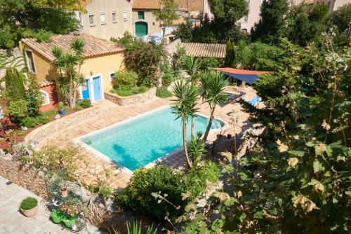 - une vue sur la piscine dans la cour dans l'établissement Jardin de Palme, à Lapalme