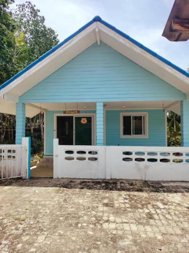 a blue house with a white garage at Baan Namthip Homestay Trang บ้านน้าทิพย์ โฮมสเตย์ตรัง in Ban Huai To (1)