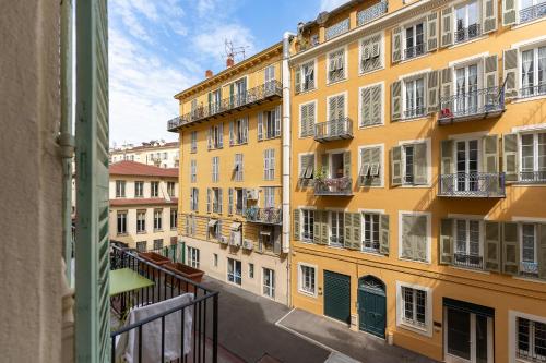 AZUR Apartment - Quiet City Center Location by the Sea