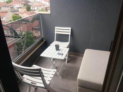 2 Stühle und ein Tisch auf dem Balkon in der Unterkunft Elena's flat in Kumanovo