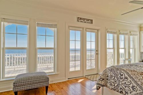 Postel nebo postele na pokoji v ubytování 285 Ocean Boulevard East Home