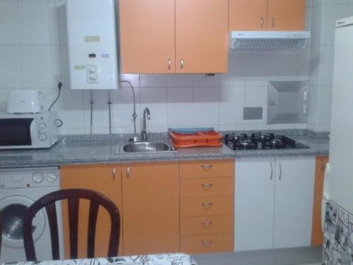 Virtuvė arba virtuvėlė apgyvendinimo įstaigoje Apartamentos Salamanca Plaza Del Oeste 3 y 4 dormitorios, 2 baños , Parking