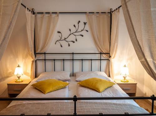 una camera con un letto con due cuscini gialli di Vila Danica a Golubac