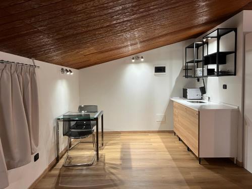 a kitchen with a desk and a sink at B&B SouthItaly in Busto Arsizio