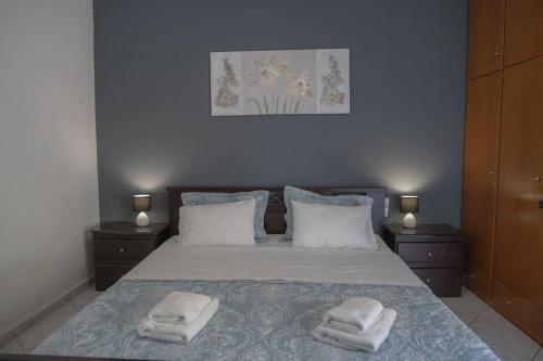 a bedroom with a bed with two towels on it at Villa Nefeli in Kalabaka