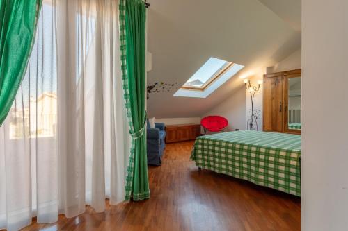 1 dormitorio con 1 cama y tragaluz en Casa Vacanza Villino dei Poeti en Pineto