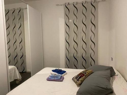 1 dormitorio con 1 cama con 2 toallas en Nel cuore di Alvito, appartamento in centro, en Alvito