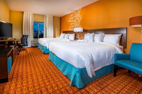 雙子瀑布的住宿－特溫福爾斯萬豪費爾菲爾德客棧套房酒店，酒店客房设有两张床和一台平面电视。