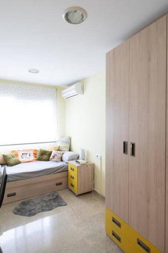 a small room with a bed and a window at Apartamento playa Castellón in Grao de Castellón