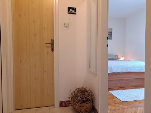 Una puerta que conduce a un dormitorio con cama en Apartment Nina, en Rovinj