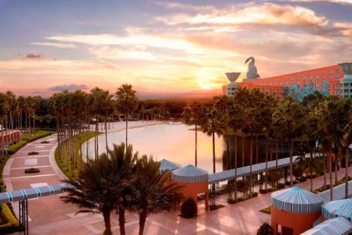 vista su un resort con laghetto e palme di Walt Disney World Swan a Orlando