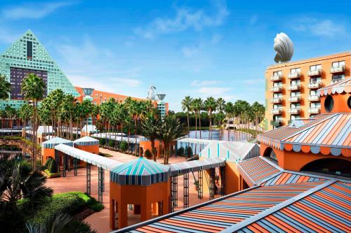 vista su un resort con piscina e edifici di Walt Disney World Swan a Orlando