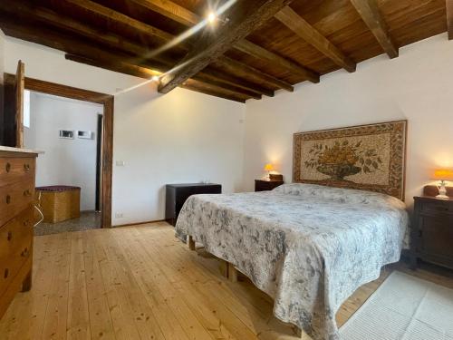 皮利奧伊特維的住宿－Alexander Place，一间卧室设有一张大床,铺有木地板