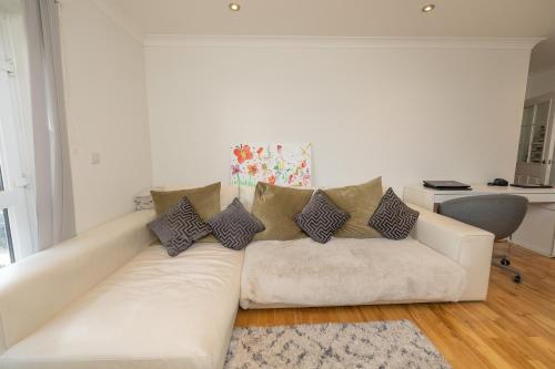 A bed or beds in a room at Newly refurbished apartment