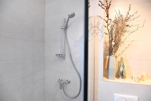 y baño con ducha con cabezal de ducha. en Kala House en Zadar