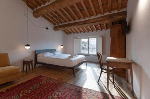 1 dormitorio con cama, escritorio y silla en My GuestHouse en Lucca
