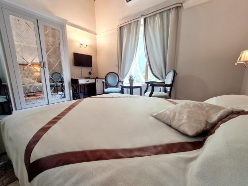 Кровать или кровати в номере SOFIA BOUTIQUE HOTEL
