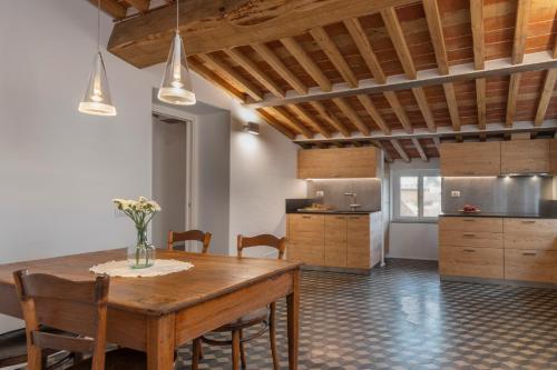 una grande cucina con tavolo e sedie in legno di My GuestHouse a Lucca