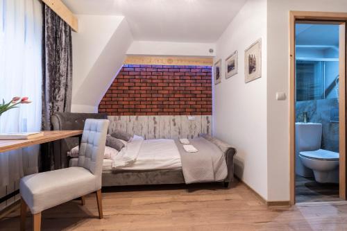 una piccola camera con letto e bagno di Willa CHWOST-w pobliżu Zakopanego i Term a Zakopane