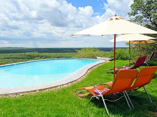 Bazén v ubytování Gondwana Etosha Safari Lodge nebo v jeho okolí