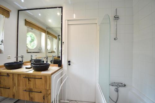 une salle de bain avec deux lavabos et une baignoire dans l'établissement Thais - Hossegor très agréable villa avec piscine située dans un quartier résidentiel, à Soorts-Hossegor