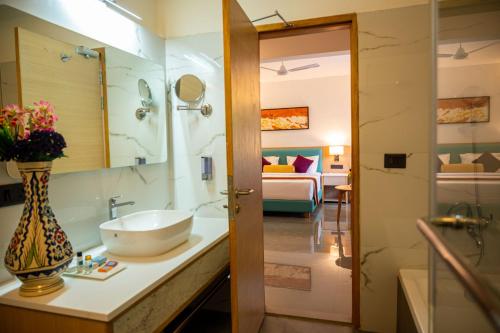 Koupelna v ubytování Hotel Meraden Opus , Anjuna Beach Goa