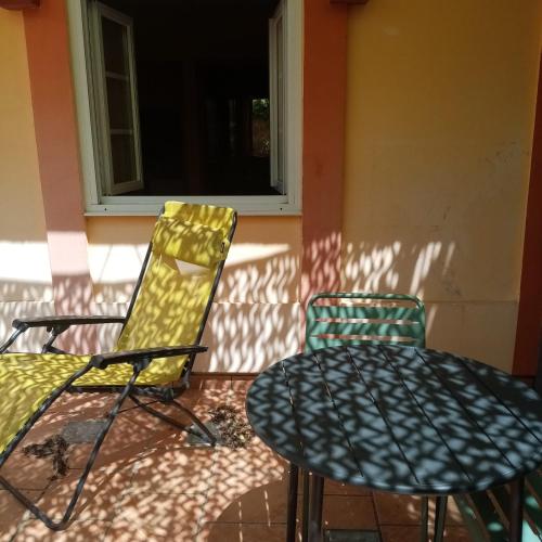 2 sillas y una mesa en el patio en Studio avec terrasse en Cerbère