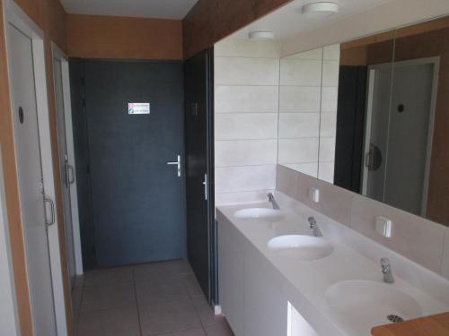 a bathroom with two sinks and a mirror at Le Baugyte - Gite de GROUPE - 14 lits simples in Marcigny