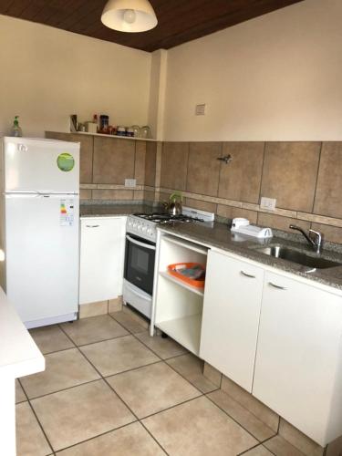 una cucina con frigorifero bianco e lavandino di Mi lugar a San Carlos de Bariloche