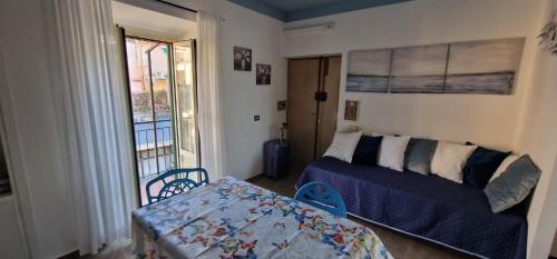 een kamer met een bank, een tafel en een raam bij IRIDE SUL LAGO 1 Via Principessa Jolanda 10-Piazza del Molo in Anguillara Sabazia