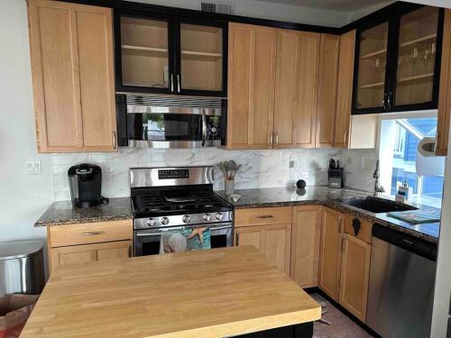 Dapur atau dapur kecil di Beautiful Waterfront Ranch for 8