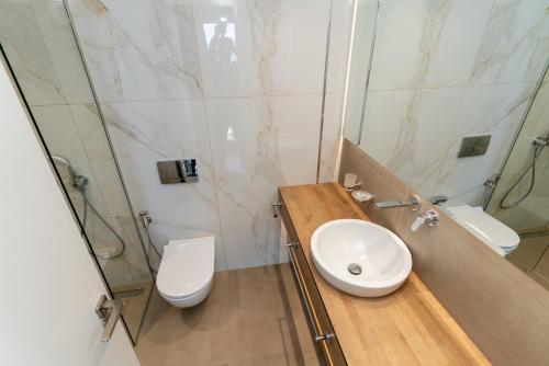 Koupelna v ubytování Titania Hotel