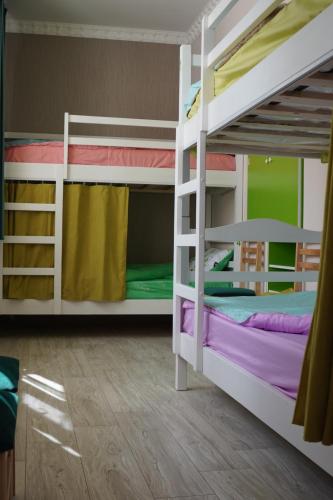 Habitación con litera y 2 literas en Aragats Hostel & Guest House en Gyumri