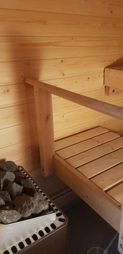 Kauhajoki的住宿－Vuolteentie 38 D 26，木制房间中带床的桑拿浴室