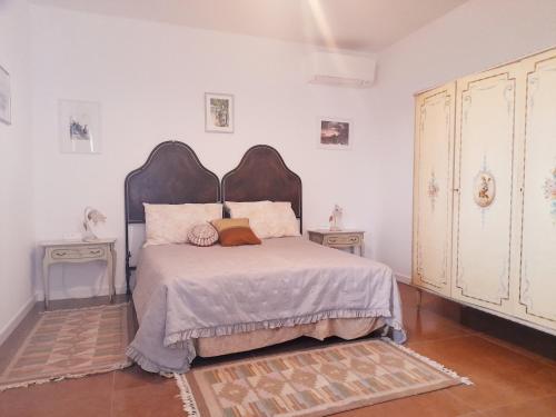 - une chambre avec un grand lit et 2 tables de chevet dans l'établissement L’Oro di Nonna Adele, à Udine