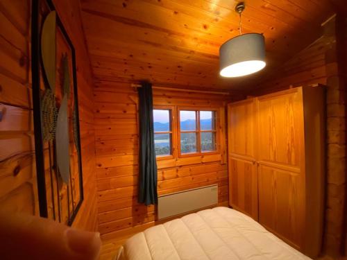 um quarto num chalé de madeira com uma janela em Chalet Cosy JMV em Les Angles