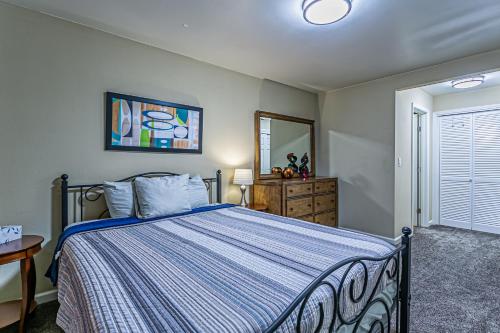 1 dormitorio con cama, tocador y espejo en the Terrace, Best Area, WD, 2 baths, 2 Bedrooms, Jacuzzi Bath, Balcony, 925sf, en Tacoma